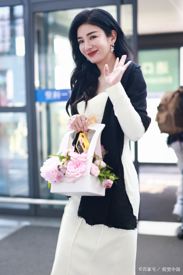 黄奕一组机场照,穿搭和气质贴合的完美无瑕